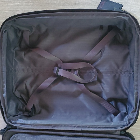 Tumi Continental Expandable 4-Wheel Carry-On Spinner Cabin Luggage - Picture 7 of 13